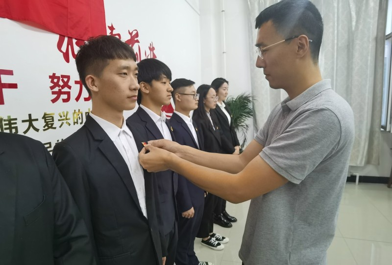 bv伟德国际1946开展“我心面向党旗，同为建党献礼”重温入党誓词活动-1