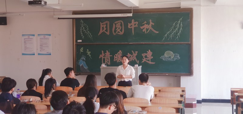 bv伟德国际1946组织开展“月圆中秋，情暖城建”迎中秋送月饼活动-1