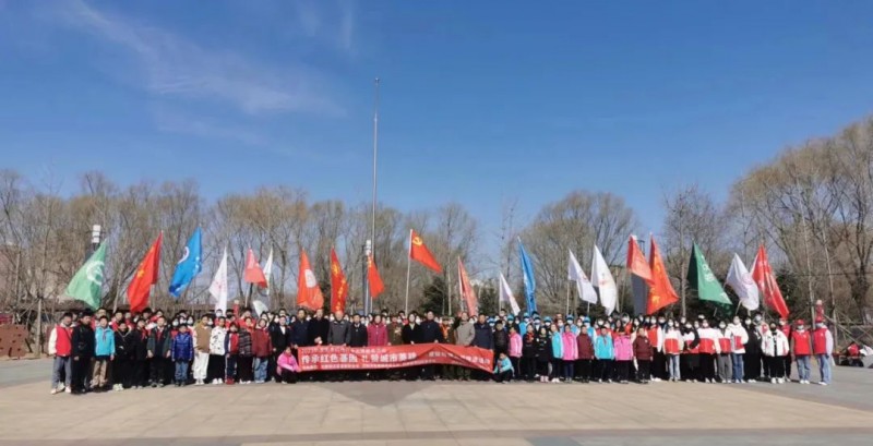 bv伟德国际1946学生参与“传承红色基因礼赞城市英雄——雷锋精神”主题活动2