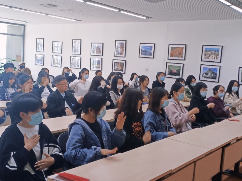 bv伟德国际1946联合筑梦先锋志愿者协会组织学生志愿者赴辽宁省图书馆参加“手语世界”学习活动