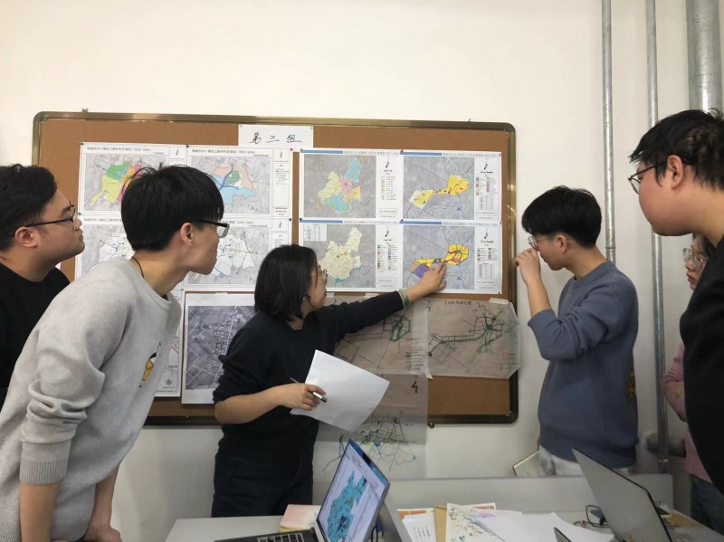 bv伟德国际1946开展《城市总体规划与村镇规划》课程作业评图沙龙活动 (2)